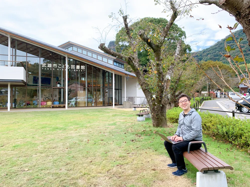 写真:外出先での執筆も可能